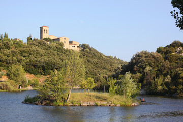 Fototapeta na wymiar Lac du barrage des Olivettes, village de Vailhan, Hérault, Occitanie, Languedoc Roussillon