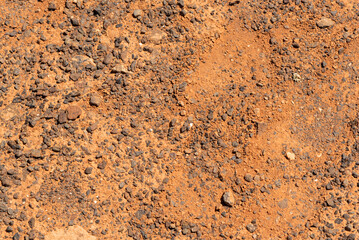 Fondo textura de tierra volcánica seca y desértica en tonos dorados y ocres con el sol brillando....
