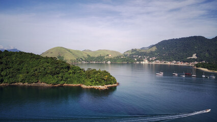 Fototapeta na wymiar Ilha, Mar e Barcos