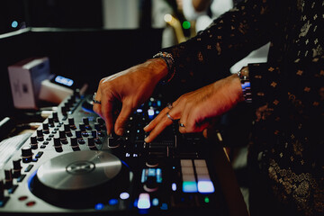 Fototapeta premium Le dj mixant pendant la soirée
