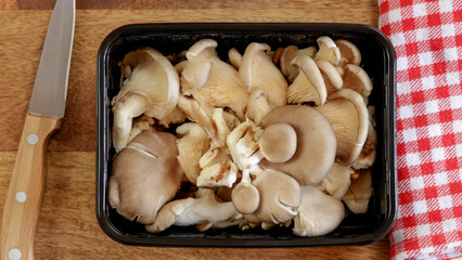 barquette de champignons pleurotes, en gros plan, sur une table