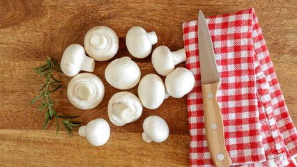 champignons de paris frais, en gros plan, sur une table en bois	