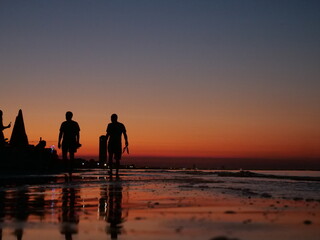 Zwei Personen machen einen Abendspaziergang am Strand