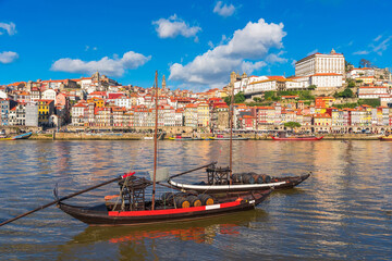 Obraz premium Barcazas en Oporto frente Ribeira, Oporto