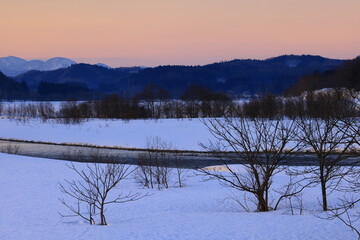 岩手県西和賀町　朝焼けの雪景色