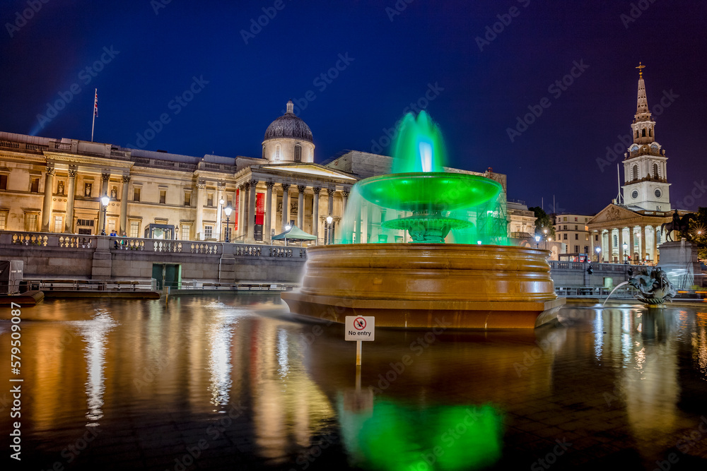 Wall mural Trafalgar Square in London at night