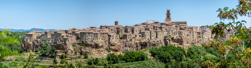 Fototapeta na wymiar Panorama der Stadt Pitigliano in der Toskana in Italien