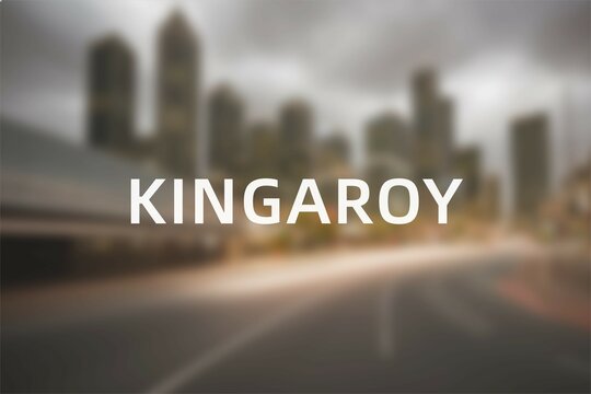 Kingaroy: Der Name der australischen Stadt Kingaroy in der Region Queensland vor einem Foto des Ortes