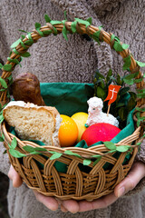 Koszyczek ze święconką wielkanocną © Trip