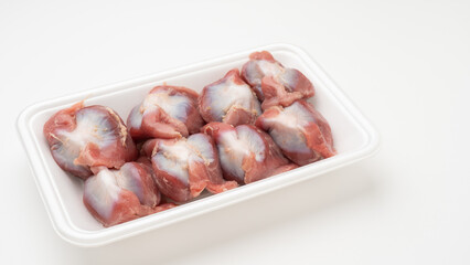 鶏肉・白いトレーと生の砂肝(砂ずり)