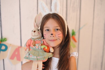 menina criança feliz em cenário de pascoa com coelhinhos 