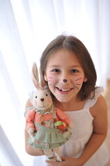 criança feliz com orelhas de coelho, páscoa encantada amor e diversão 