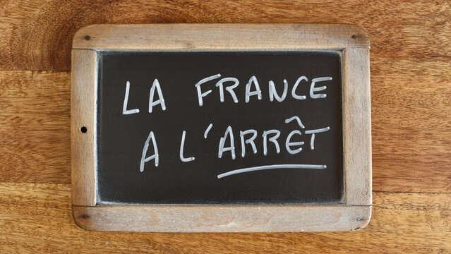 les mots "la France à l'arrêt" écrit en français sur une ardoise isolé