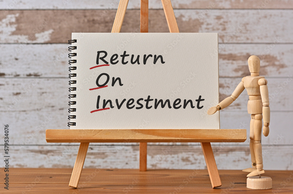 Aufkleber there is notebook with the word return on investment. it is an eye-catching image.
