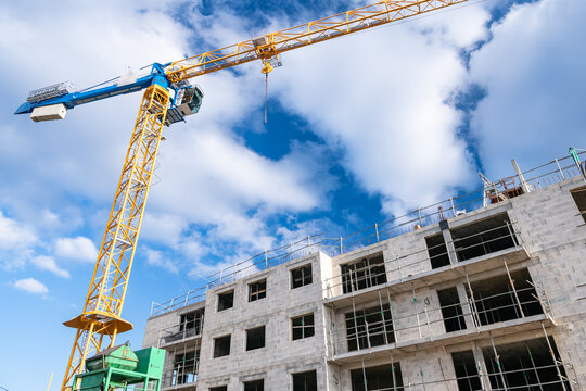 Construction d'un ensemble de logements r&eacute;sidentiels de standings. Travaux de ma&ccedil;onnerie
