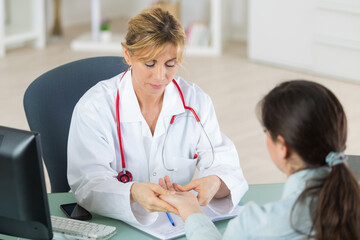 doctor explaining diagnosis to her female patient