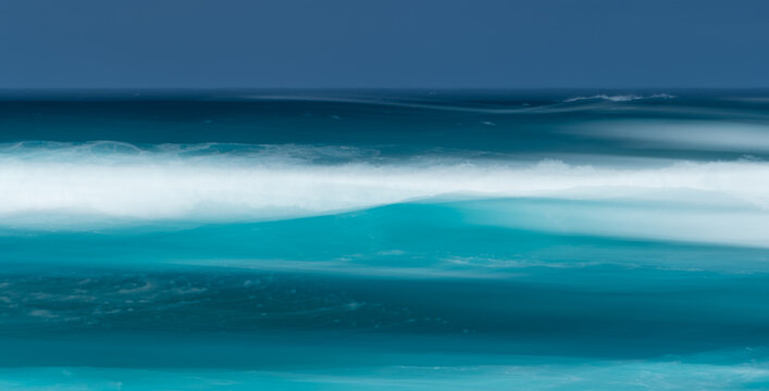 Panoramic photo of vibrant ocean surf