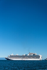 Obraz na płótnie Canvas Crucero de lujo en las costas de Puerto Montt Chile
