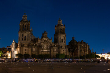 Zócalo de la ciudad de México el 8 de marzo por la noche. 2.