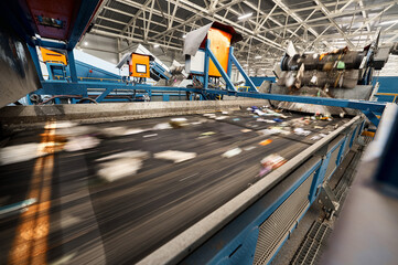 Wide belt conveyor with moving debris. Waste sorting plant.