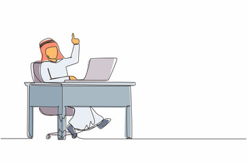 Single one line drawing Arabic businessman getting bright new idea while working with laptop on desk. Male manager working with computer at desk. People get idea. Continuous line design graphic vector