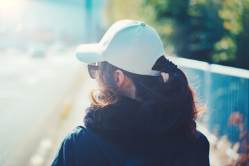 帽子を被った女性の後ろ姿