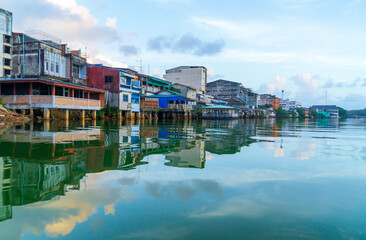 Obraz premium People's houses along the Bang Nara River Narathiwat Province, Thailand.