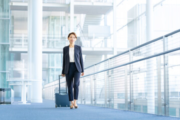 ビジネス・女性・空港・駅・キャリーケース