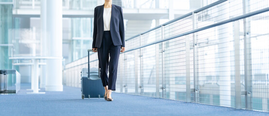 ビジネス・女性・空港・駅・キャリーケース