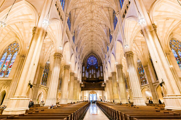 ニューヨーク五番街のセントパトリック大聖堂の内部