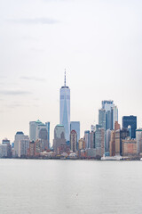Fototapeta na wymiar ニューヨーク湾から見るマンハッタン