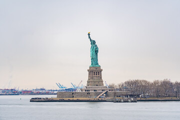 ニューヨーク湾から見る自由の女神像