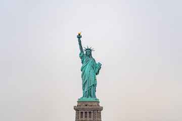 Fototapeta na wymiar ニューヨーク湾から見る自由の女神像