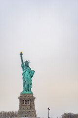 Obraz na płótnie Canvas ニューヨーク湾から見る自由の女神像