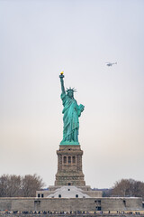 Obraz na płótnie Canvas ニューヨーク湾から見る自由の女神像