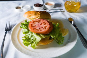 ファーストクラスの機内食　ビーフハンバーガー