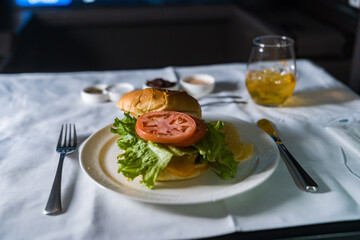 ファーストクラスの機内食　ビーフハンバーガー