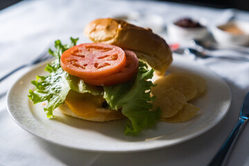 ファーストクラスの機内食　ビーフハンバーガー