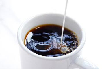 コーヒーにクリームを入れる
