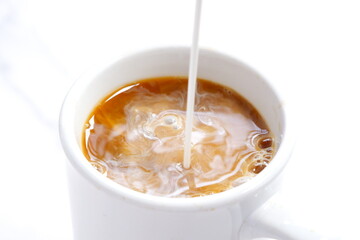 コーヒーにクリームを入れる