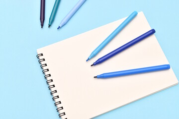 カラーペンとスケッチブック
