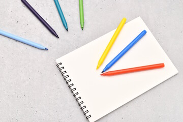 カラーペンとスケッチブック
