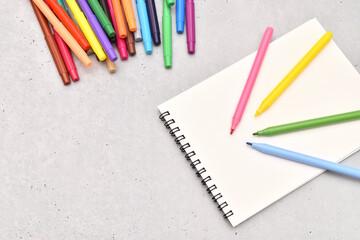 カラーペンとスケッチブック