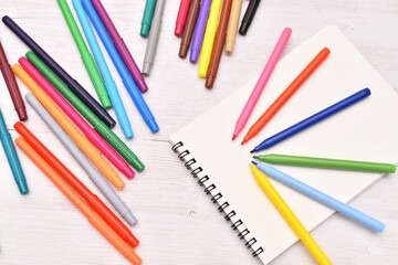 カラーペンとスケッチブック