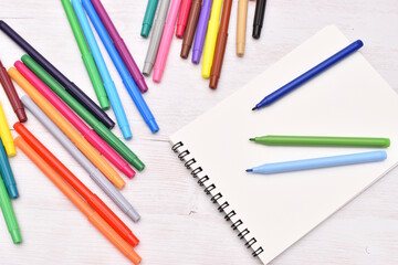 カラーペンとスケッチブック