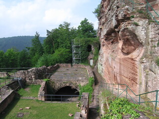 Felsen an der Burgruine Drachenfels