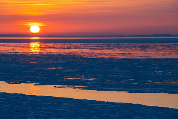 流氷のオホーツク海と夕日