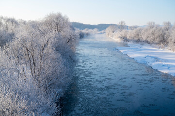 厳冬期の常呂川の流れ