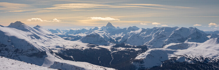 Fototapeta na wymiar Pico Assiniboine desde Sunshine Village, montañas rocasas canadienses en Alberta