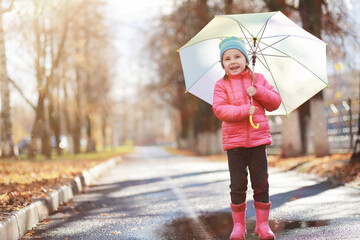 Children walk in the autumn park